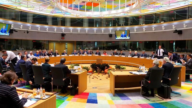 Lídři EU se shodli na omezení dodávek zbraní do Turecka