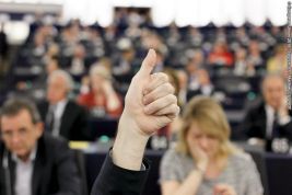 Dobojováno: Účty Komise prošly přes europoslance