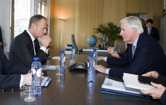 Představy Británie o&nbsp;brexitu jsou podle Barniera i&nbsp;Tuska nerealistické. Macron navrhuje celní unii