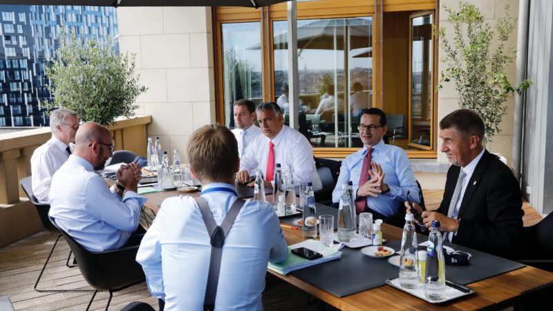 Méně dotací, více půjček. Summit o&nbsp;rozpočtu EU pokračuje, šetřivé státy nechtějí ustoupit z&nbsp;požadavků