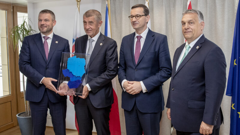 Premiéři V4 se dnes sešli kvůli koronaviru, řešili i&nbsp;situaci na řecko-turecké hranici