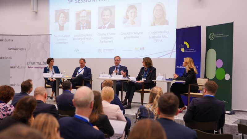 Komise a&nbsp;průmysl se přou o&nbsp;to, jak udržet lékové inovace v&nbsp;Evropě