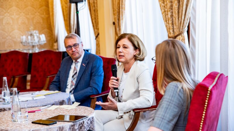 Výsledek voleb je pro Evropu zdvižený ukazovák, shodli se Dvořák s&nbsp;Jourovou