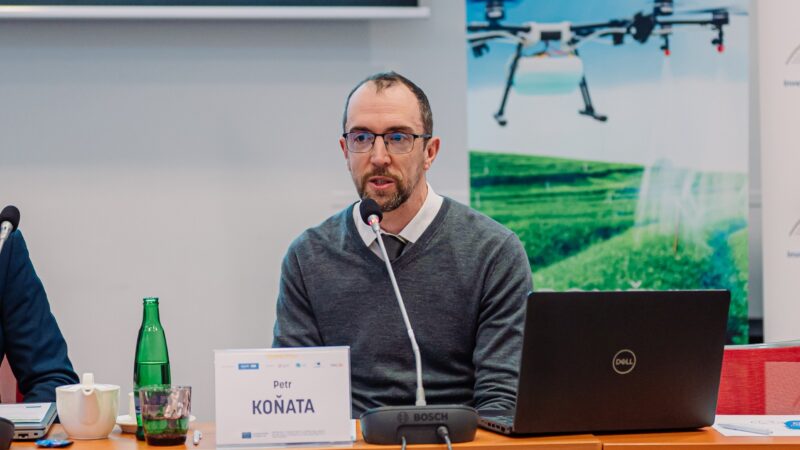 Uhlíková stopa zemědělců je mnohem víc o&nbsp;hnojivech než o&nbsp;traktorech či kravách, říká expert