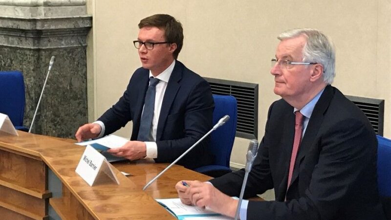 Češi v&nbsp;Británii budou mít po brexitu stejná práva jako dosud, potvrdil vyjednavač EU Barnier