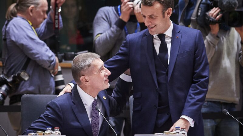 Macron „nešťastně“ vstoupil do českých prezidentských voleb, říká Telička