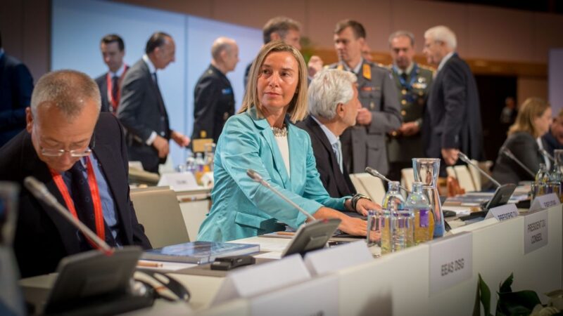 Operace Sophia zaměřená na záchranu migrantů získala podporu ministrů. Italové ale požadují změny