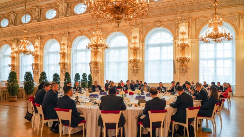 Přátelé koheze se nechtějí vzdát evropských dotací. Šestnáctka států v&nbsp;Praze podepsala deklaraci