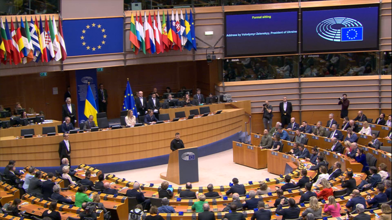 Tentokrát osobně, ne z&nbsp;obrazovky. Zelenskyj přijel do Bruselu pro podporu