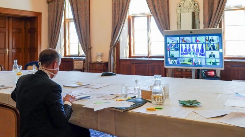 Budeme se co nejvíce koordinovat, dohodli se premiéři EU. Hodinu poté ČR zrušila zákaz volného pohybu