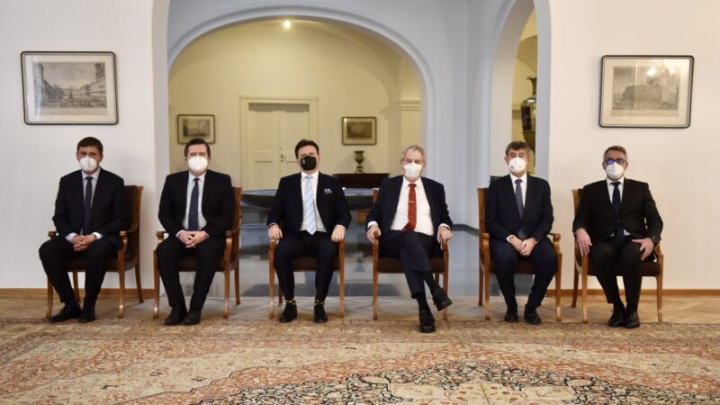 Česko musí očkovat vakcínami schválenými Evropskou unií, shodli se ústavní činitelé