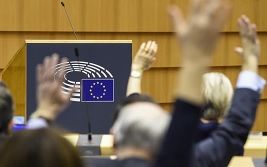 Pohledy na zvyšování cíle pro energetickou účinnost se liší, ukázaly neshody v&nbsp;Parlamentu