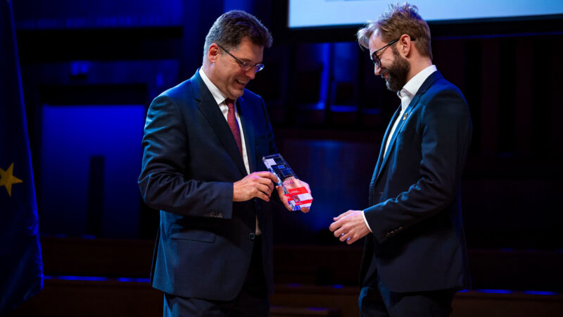 Na humanitární pomoc pošleme 7,7 miliardy eur, oznámila EU. Ocenila inovativní projekty