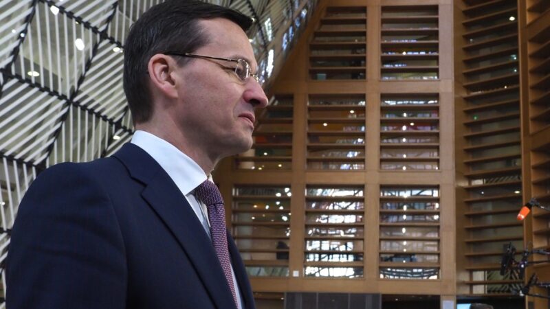 Spor mezi Bruselem a&nbsp;Varšavou se posouvá vpřed. Morawiecki předal Unii knihu o&nbsp;reformě polské justice