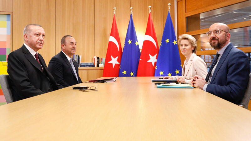 Dohoda z&nbsp;roku 2016 platí, shodli se von der Leyenová a&nbsp;Michel s&nbsp;Erdoganem