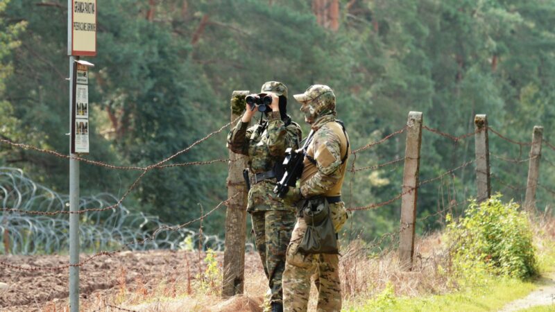 Na bělorusko-polské hranici se hromadí migranti. „Běloruská nepřátelská akce,“ reaguje Varšava