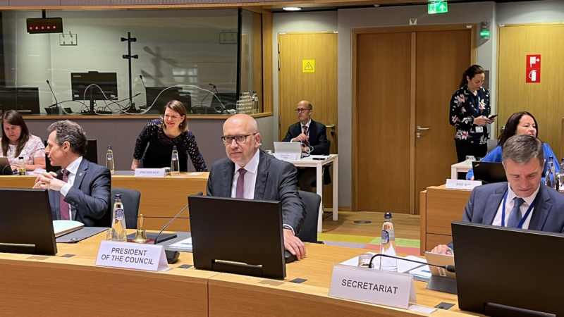 Bek zaskočil v&nbsp;čele schůzky ministrů, ve sporu Bruselu a&nbsp;Budapešti vidí posun