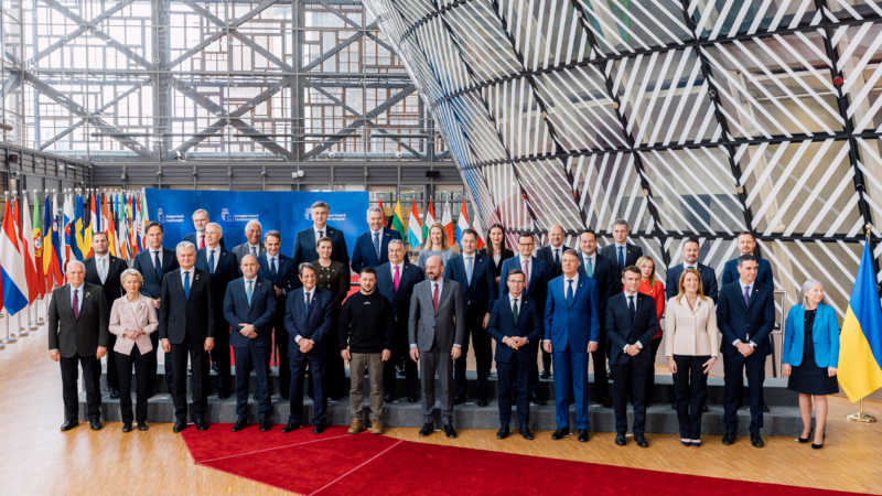 Jak ochránit hranice a&nbsp;průmysl? V&nbsp;migraci EU přitvrdí, u&nbsp;IRA zatím tápe