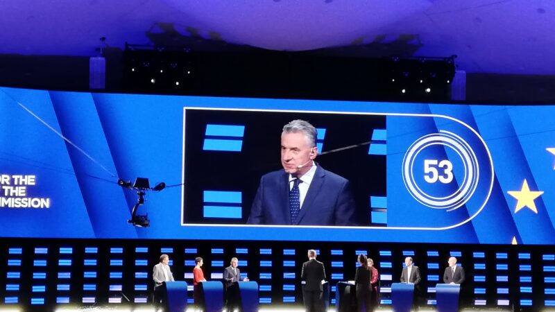 Kandidáti na šéfa Komise se střetli v&nbsp;poslední „superdebatě“. Zahradil ostatním oponoval