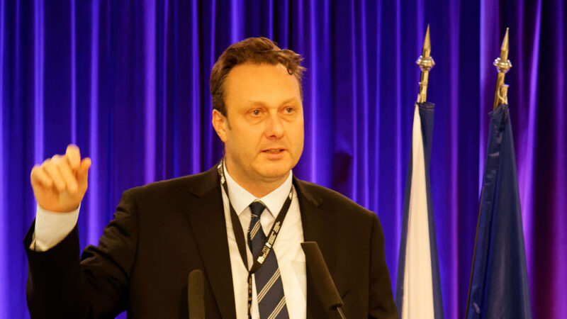 Podcast | Stejná regulace pro cigarety a&nbsp;alternativy je chyba. Na úrovni EU pro ni sílí hlasy, říká epidemiolog Mravčík