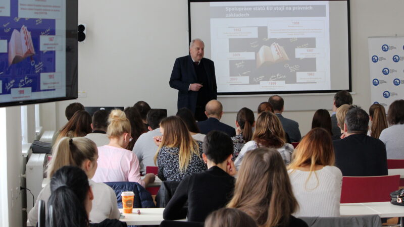 Tošenovský: EU je Čechům vzdálená, vidíme jen na ten „náš dvorek“