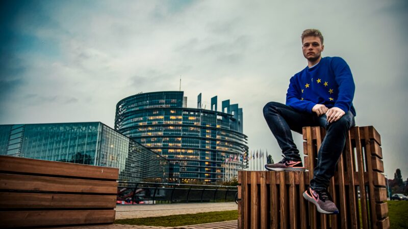 Chci vzbudit v&nbsp;lidech pocit, že jsou součástí EU, říká mladý režisér