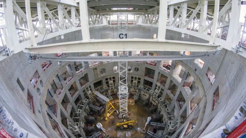 Unie buduje jaderný reaktor za miliardy eur. Investované peníze jsou pod dozorem europoslanců