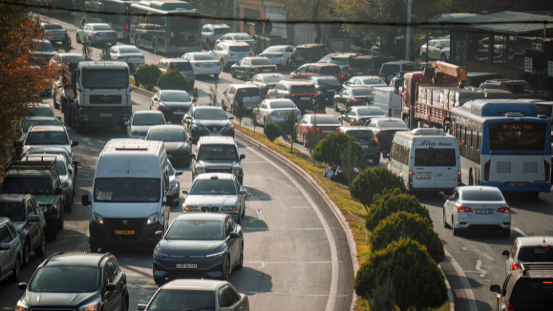 Evropská komise zmírnila zákaz prodeje nových aut se spalovacími motory