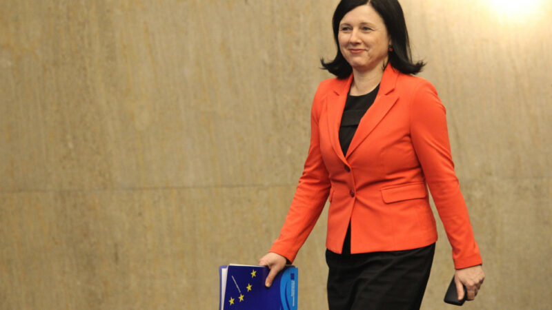 Rumunsko vrací úder Komisi. Začalo vyšetřovat Timmermanse a&nbsp;Jourovou