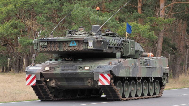 Evropské silnice a&nbsp;železnice přepravu armád zvládnou. Výzvou jsou kyberútoky nebo vyšší váha tanků