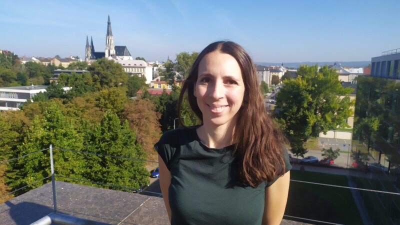 Řešení neregulérní migrace? Více legálních cest do Evropy, říká expertka Macková