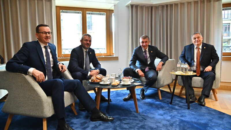 Přátelé neponechávají své přátele napospas autoritarismu