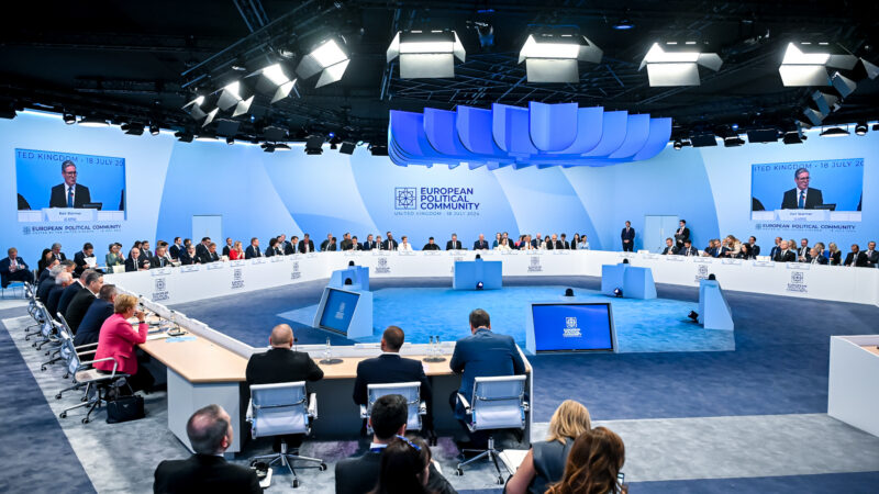 Britský premiér zářil na summitu EPC. Chce být Evropě blíž