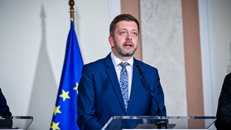 Migrační pakt nenařizuje přijetí uprchlíků. Chalífát z&nbsp;Česka nebude, reagoval Rakušan na Babišovu kritiku