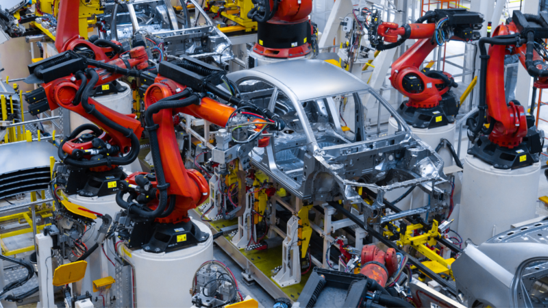 Nejsilnější politická skupina v&nbsp;EU volá po oslabení zákazu spalovacích motorů