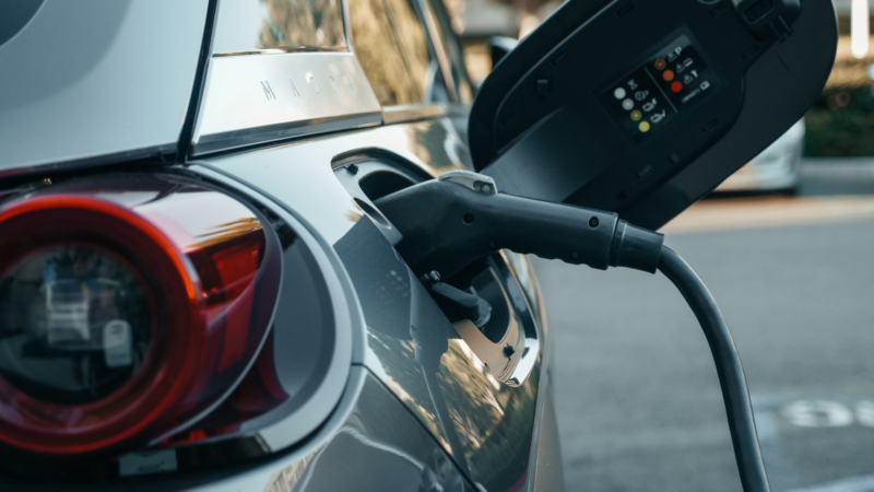 Cla na čínské elektromobily ohrozí snahu Evropy snižovat emise CO2, ukazuje analýza ING