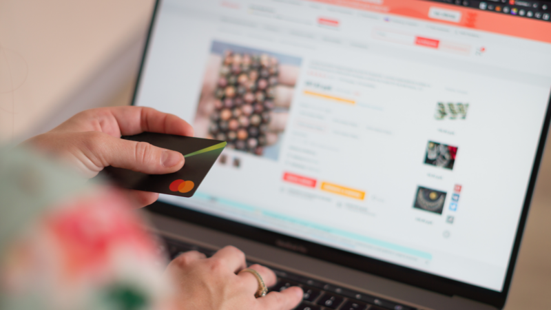 Levné, méně kvalitní a&nbsp;neférové. EU chce zakročit proti čínským gigantům jako Temu