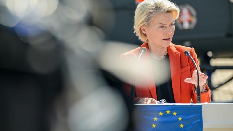 Let s&nbsp;šéfkou Komise musel přistát s&nbsp;pomocí papírových map, Rusko zřejmě rušilo GPS