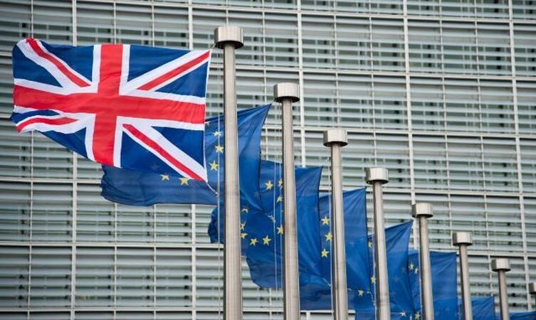 Odchod Britů z&nbsp;EU bez dohody způsobí kolaps v&nbsp;letecké dopravě. Pro Mayovou je přesto takový brexit nadále možný