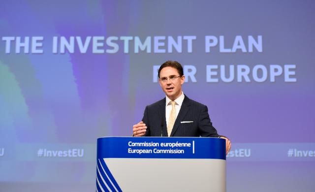 Na Junckerův balíček se snáší kritika, Komise jej přesto chce rozšířit