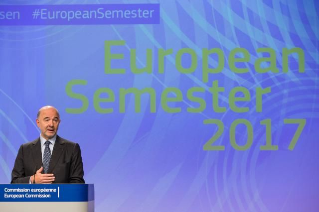 Státy by měly více investovat a&nbsp;zavádět strukturální reformy, doporučuje Komise