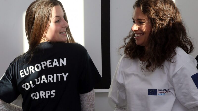 Dobrovolníci budou mít i&nbsp;nadále podporu od EU. Nový program nese českou stopu