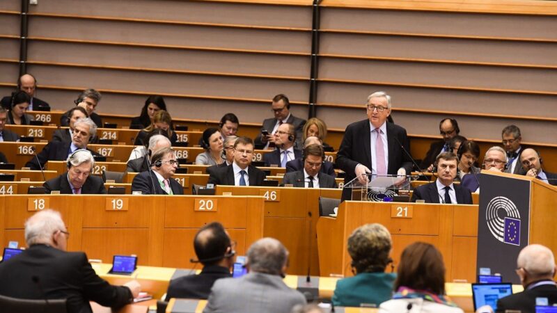 EU se musí změnit. Brusel navrhl pět plánů, narazil ale na kritiku europoslanců