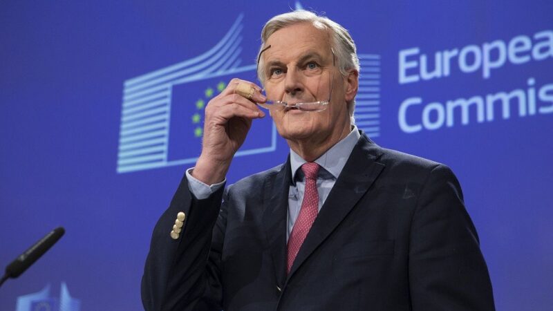 Přechodné období po brexitu vůbec nemusí nastat, říká Barnier. Jednání mezi EU a&nbsp;Británií se protahují