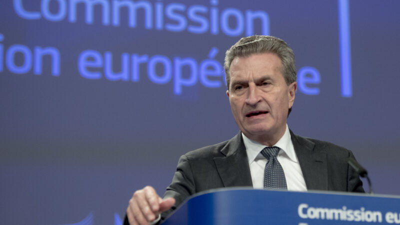 Na případ vraždy novináře Kuciaka se důkladně podíváme, říká eurokomisař Oettinger