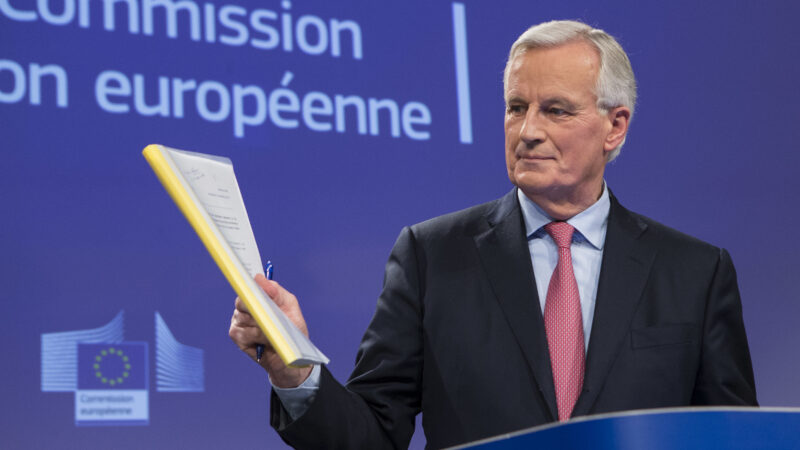 Komise navrhla dohodu o&nbsp;brexitu i&nbsp;řešení irských hranic. Pro Londýn je nepřijatelné