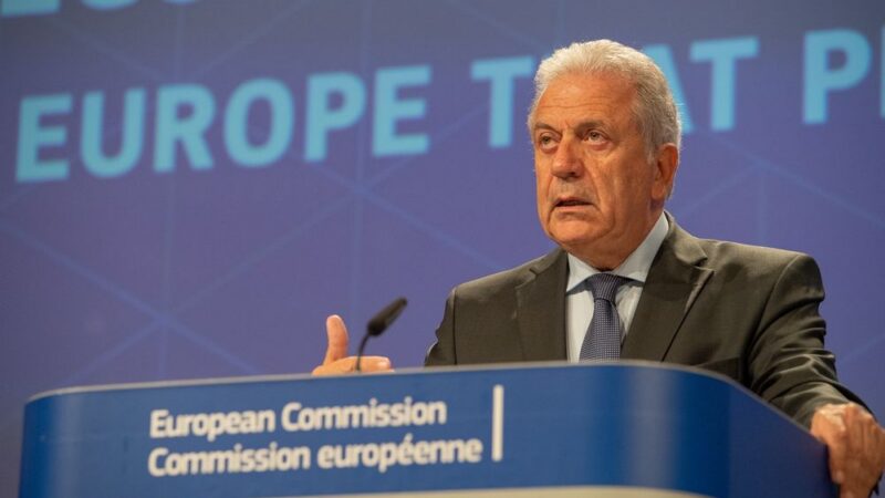 Státy by měly přehodnotit svůj postoj ke globálnímu paktu o&nbsp;migraci, vyzývá Avramopulos