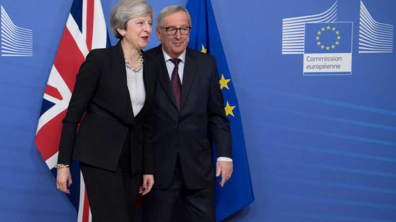 Mayová jednala s&nbsp;Junckerem o&nbsp;irské pojistce. Standardní hranice je pro ně nepřijatelná