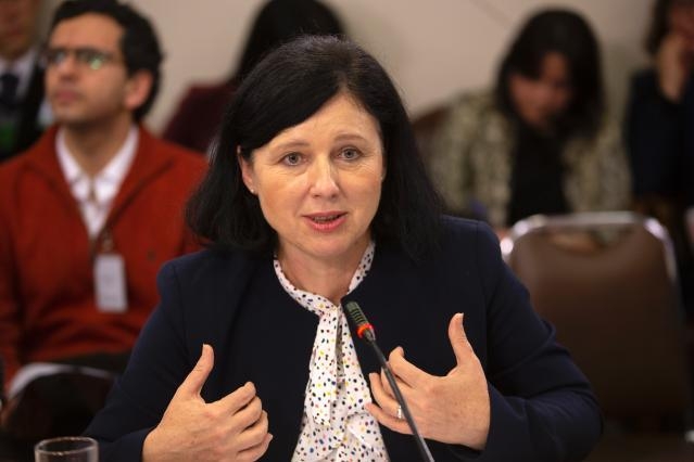 Čeští poslanci prověřují kandidátku na eurokomisařku Jourovou. Oficiální nominaci má vláda schválit příští pondělí