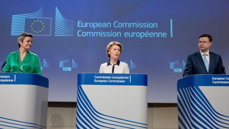 Státy se kvůli koronaviru mohou zadlužit, Komise jim v&nbsp;tom nebude bránit. Nelíbí se jí ale zavírání vnitřních hranic